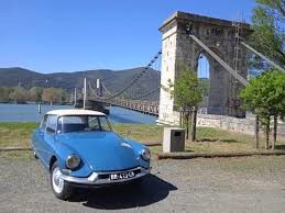 Rassemblement de vieilles voitures - Auto rétro portes de Provence